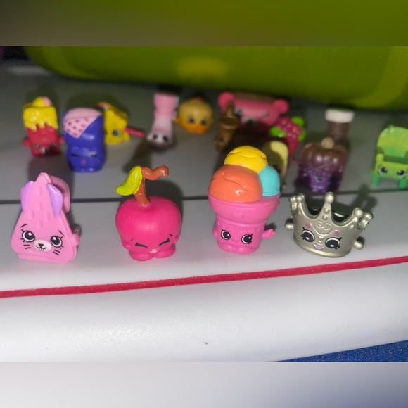 Over 25 Shopkins Bundle/Lot Petkins Exclusives Rare Holiday - Picture 10 of 10
